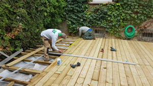 Montage d'une terrasse par des salariés