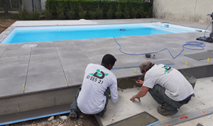 Salariés travaillant sur la piscine